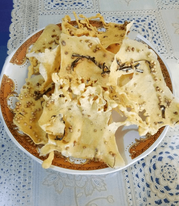 Peyek ketumbar di atas piring bermotif